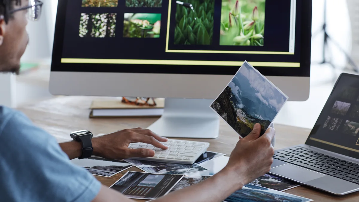 Grafik tasarımcı katalog üzerinde çalışıyor