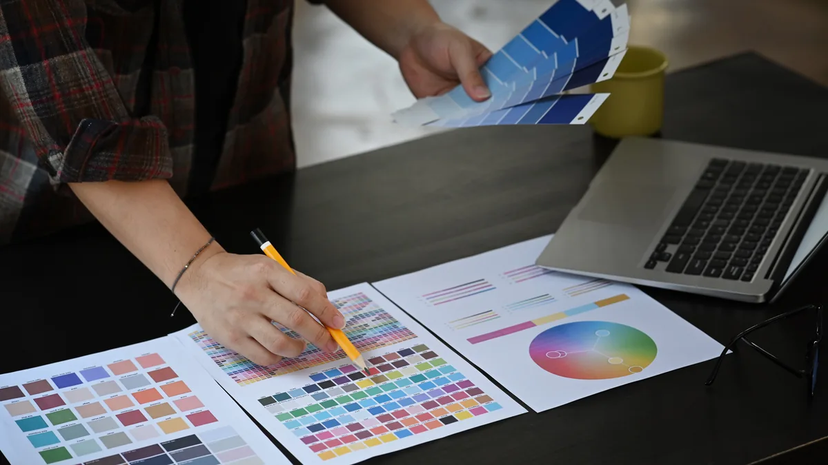 Mobilya kataloğu renk örnekleri (swatches), ölçü şeması ve set önerisi sayfa tasarımı